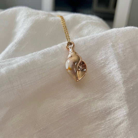 Shell phone, beach girl, ocean jewelry, sea shell inspi, shell charm, gold jewelry