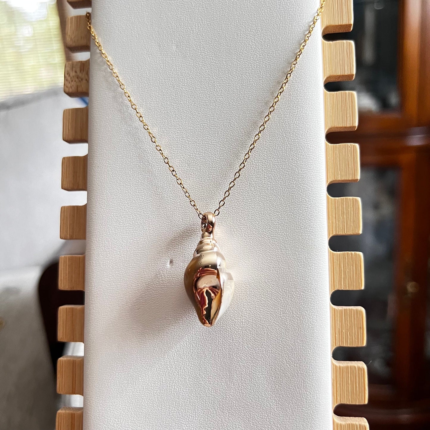 Shell phone, beach girl, ocean jewelry, sea shell inspi, shell charm, gold jewelry