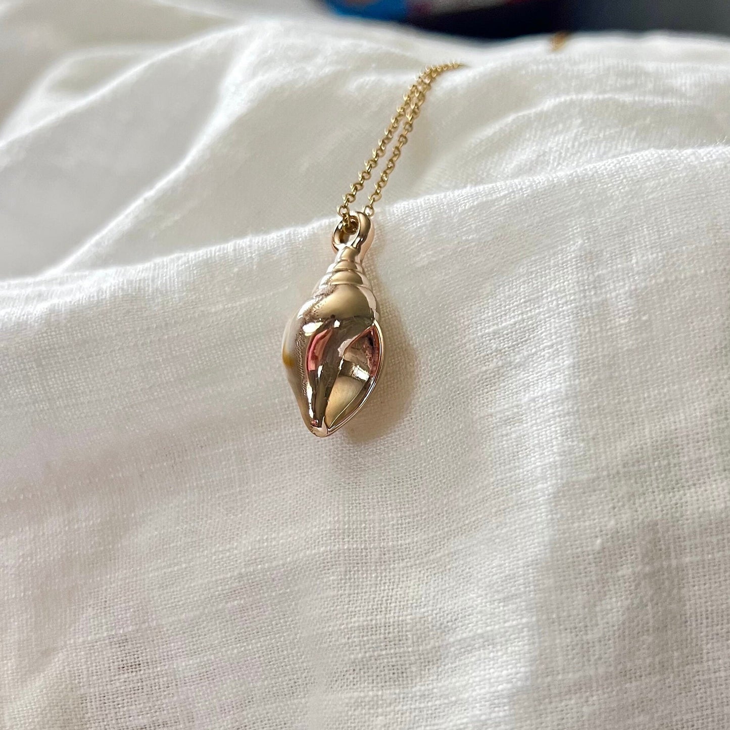 Shell phone, beach girl, ocean jewelry, sea shell inspi, shell charm, gold jewelry